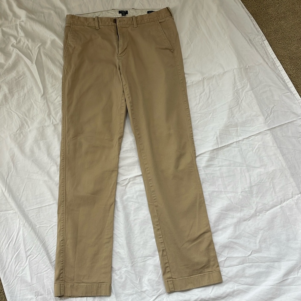 Men’s J.Crew flex series khaki straight pants. Very good condition.